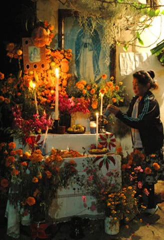 decorating her home ofrenda